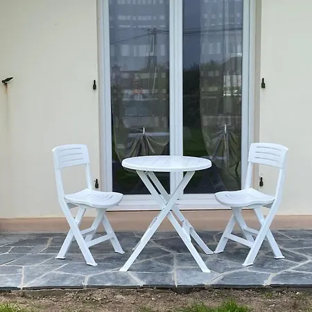 Chez Pierrot Et Lucienne Au Bord De La *